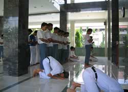 Siswa SMA Shalat Dzuhur