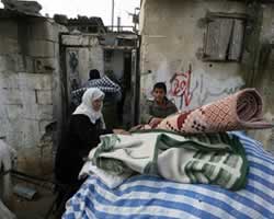 Penduduk Gaza Palestina menyelamatkan barang-barang mereka setelah serangan udara militer Israel