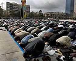 Muslim Spanyol sedang shalat