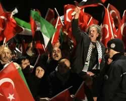 Rakyat Turki, khususnya dari pendukung AKP, mendukung Perdana Menteri mereka, Recep Tayyip Erdogan, setelah pulang dari World Economic Forum (WEF) di Davos, Switzerland