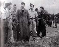 Jenderal Soedirman bersama tentara dan rakyat (photobucket.com)