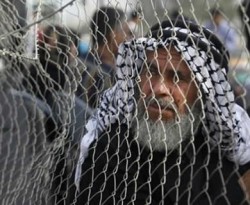 Seorang tua menunggu untuk memasuki Mesir melalui perbatasan Rafah. (AP Photo)