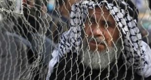 Seorang tua menunggu untuk memasuki Mesir melalui perbatasan Rafah. (AP Photo)