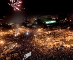 Jutaan pengunjuk rasa antipemerintah berkumpul di Tahrir Square, merayakan kemenangan revolusi Mesir pascapengumuman mundurnya Presiden Hosni Mubarak, Jumat (11/2/2011). (AFP/MARCO LONGARI/KCM)