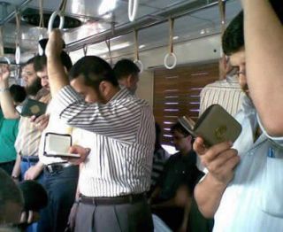 Ilustrasi - Beberapa orang tengah asyik membaca Al-Qur'an di sebuah metro (kereta bawah tanah) Kairo, Mesir. (inet)