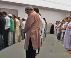 Ilustrasi - Muslim AS saat melakukan shalat tarawih. (VOA/ROL)