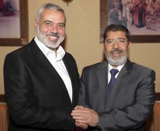 PM Palestina Ismail Haniyah dan Presiden Mesir Muhammad Mursi. (knrp)