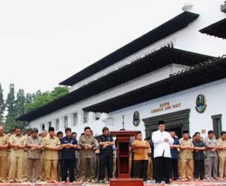 Gubernur Jawa Barat (Jabar), Ahmad Heryawan, memimpin pelaksanaan shalat istisqa bersama anak buahnya sebagai makmum di halaman Gedung Sate Bandung, Selasa (18/9) siang. (Facebook)