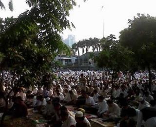 Shalat Idul Adha di Masjid Agung Al-Azhar, Kompleks Universitas Al-Azhar, Kebayoran Baru, Jakarta Selatan, JUmat (26/10/2012). (TRIBUNNEWS.COM/IMANUEL NICOLAS MANAFE)