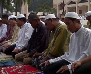 Lebih dari 200 umat muslim di Banjarmasin, Kalimantan Selatan, Sabtu (6/10/2012) pagi, melaksanakan shalat minta hujan (shalat istisqo) yang berlangsung di halaman Masjid Raya Sabilalmuhtadin. (KCM/Defri Werdiono)