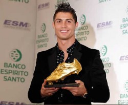 Cristiano Ronaldo dan Sepatu Emasnya. (inet)