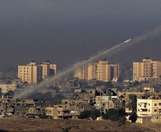 Roket ditembakkan militer Palestina dari wilayah utara jalur Gaza menuju Selatan Israel, Kamis (15/11/2012). (EPA /LANDOVwbur.org)