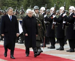 Presiden Turki Abdullah Gul (kiri) dan Presiden Palestina Mahmoud Abbas (kanan) meninjau pasukan kehormatan saat seremoni sambutan selamat datang di Istana Kepresidenan Cankaya , Ankara, 11 Desember 2012. (REUTERS/Stringer)