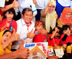 Gubernur Jawa Barat Ahmad Heryawan di antara anak-anak. (Facebook)