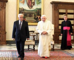 Paus Benediktus XVI (tengah) bertemu dengan Presiden Palestina Mahmoud Abbas (kiri) di perpustakaan Istana Apostolik, 17 Desember 2012, di kota Vatikan, Vatikan. (Getty Images)