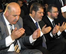 Mahmoud Makky (kiri) dan Presiden Mesir Muhammad Mursi (tengah). (yahoo)