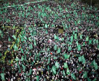 Ratusan ribu warga Palestina di Gaza ambil bagian dalam perayaan milad Hamas ke-25 di Gaza City, 8 Desember 2012. (REUTERS/Suhaib Salem)