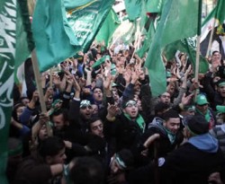 Ilustrasi - Rakyat Palestina mengibarkan bendera hamas ketika aksi massa di Nablus, Tepi Barat, dalam peringatan Milad Hamas ke-25, 13 Desember 2012. (STRINGER/REUTERS)