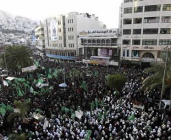 Rakyat Palestina pendukung Hamas berkumpul dalam aksi massa untuk memperingati Milad Hamas ke-25 di Nablus, Tepi Barat, 13 Desember 2012. (Nasser Ishtayeh/AP)