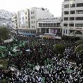 Warga Tepi Barat membanjiri peringatan milad Hamas ke-25 di Hebron, Tepi Barat, 13 Desember 2012. (AP/Nasser Ishtayeh)