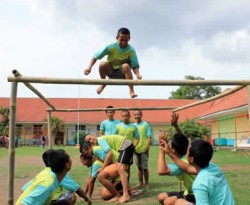 Outbond di lapangan dalam Lapas Anak Pria Tangerang, yang diselenggarakan oleh Gerakan Peduli Remaja (GPR) bersama Smart Learning Centre (SLC) dan Indonesia Tanpa JIL (ITJ) Chapter Bekasi, 26 Desember 2012. (Raesa Al-Tampani)