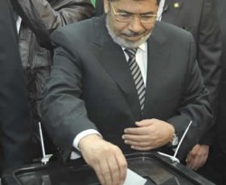 Presiden Mesir Muhammad Mursi turut memberikan suara dalam Referendum Mesir, 15 Desember 2012. (REUTERS/Egyptian Presidency/Handout)