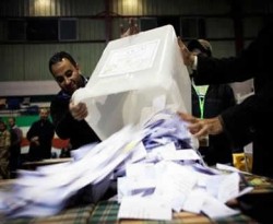 Suasana penghitungan suara referendum Mesir tahap ke-2, 22 Desember 2012. (AP)