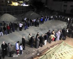 Antrian warga Mesir dalam pemungutan suara Referendum Mesir di Mahalla el-Kubra, sekitar 110 km (68 mil) dari utara Kairo, 15 Desember 2012. (REUTERS/Mohamed Abd El Ghany)