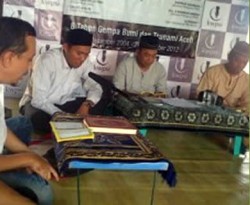Acara Refleksi dan Doa Bersama untuk mengenang para syuhada tsunami, yang dilaksanakan Kaukus Wartawan Peduli Syariat Islam (KWPSI), di Rumoh Aceh Kopi Luwak, Jeulingke, Banda Aceh, Rabu (26/12/2012). (Serambi Indonesia/Arif Ramdan)