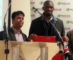 Gelandang Arsenal, Abou Diaby menunjukkan jersey Arsenal miliknya untuk dilelang dalam acara malam amal untuk Muslim Rohingya, yang digelar London Muslim Center. (rohingyablogger.com / ROL)