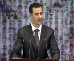 Presiden Suriah Bashar al-Assad berbicara di Opera House di Damaskus. (yahoo.com)