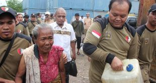 Hidayat Nur Wahid membawakan jeriken air bersih untuk seorang warga lansia di Kampung Muara Baru, Jakarta Utara, dalam Kerja Bakti massal yang diselenggarakan PKS DKI Jakarta, Kamis (24/1).