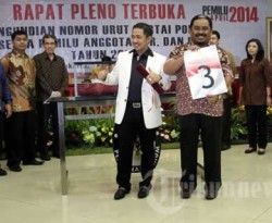 Presiden Partai Keadilan Sejahtera, Lutfi Hasan Ishaak dan Sekjen PKS, Anis Matta saat pengambilan nomor urut parpol, di Kantor KPU, Jakarta, Senin (14/1/2013). Sepuluh parpol beserta tiga partai lokal Aceh telah lolos verifikasi oleh KPU pada Senin 7 Januari 2013 lalu, dan berhak mengikuti Pemilu 2014 mendatang. (TRIBUNNEWS/DANY PERMANA)