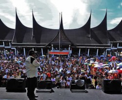 Presiden PKS Luthfi Hasan Ishaaq memberikan orasi politik dalam acara Tabligh Akbar PKS Siaga Pemilu 2014 di Lapangan Imam Bonjol, Jalan Imam Bonjol, Pasar Raya, Kota Padang, Sumatera Barat, Rabu (16/1). (Dok DPP PKS/Arief Karel)