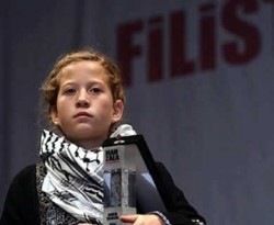Ahed Tamimi gadis Palestina yang berani menonjok tentara Israel, menerima penghargaan Handala Courage Award. (ROL)