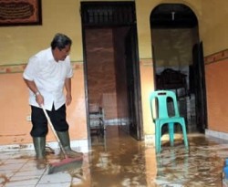 Gubernur Jabar Ahmad Heryawan sedang membersihkan lumpur. (ROL)