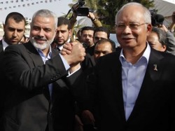 PM Palestina Ismail Haniyah menyambut PM Malaysia Najib Razak saat kunjungan sehari Najib ke Kota Gaza, 22 Januari 2013. (REUTERS/Mohammed Salem)