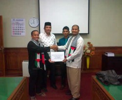 Komite Nasional untuk Rakyat Palestina (KNRP) Kabupaten Simeulue, Provinsi Aceh menyerahkan bantuan dana sebesar 16 juta Rupiah kepada Pengurus KNRP Provinsi Aceh, 14 Januari 2013. (Safrianto)