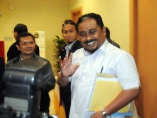 Presiden Partai Keadilan Sejahtera (PKS) Luthfi Hasan Ishaaq keluar dari ruang rapat pleno tertutup partainya di Kantor Pusat PKS, Jakarta, Rabu (30/1). Setelah menemukan dua alat bukti kuat, Komisi Pemberantasan Korupsi (KPK) memastikan anggota DPR dari P