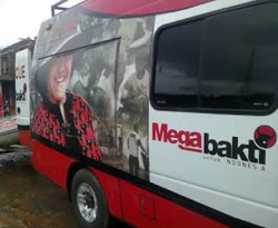 Mobil Ambulance PDIP  bertuliskan “Mega Bhakti untuk Indonesia”. (Islamedia)