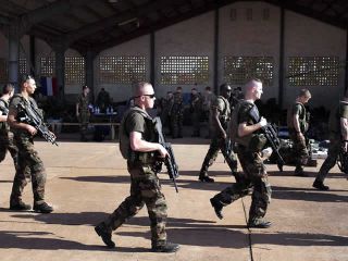 Tentara Prancis berjalan melewati sebuah hanggar di pangkalan udara militer Mali di Bamako, Senin (14/1). (Reuters/Joe Penney)