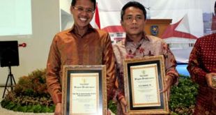 Gubernur Sumatera Barat, Irwan Prayitno menerima penghargaan dari Mendagri, Gamawan Fauzi (dok. humas Prov)