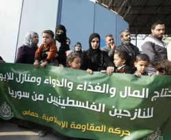 Pengungsi Palestina di Surah mengusung spanduk saat melakukan protes. (yahoo.com)
