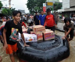 Relawan Rescue PKPU bersama warga masyarakat bahu membahu distribusikan bantuan untuk korban banjir Jakarta. (twitter.com/PKPU)