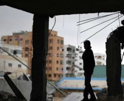 Seorang warga Palestina berdiri diatas reruntuhan stadion sepak bola, yang hancur akibat serangan udara Israel selama konflik delapan hari di Kota Gaza,Selasa (4/12). (Reuters/Suhaib Salem/ROL)