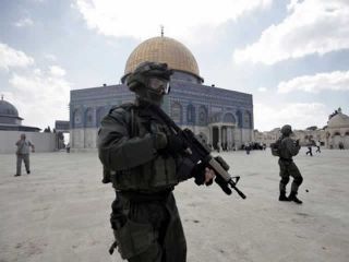 Polisi Israel di kompleks Masjid Al-Aqsha. Tampak latar belakang Qubah As-Shakhrah (Dome of The Rock). (yahoo.com)