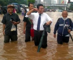 Menkominfo Tifatul Sembiring terobos banjir. (Merdeka.com)