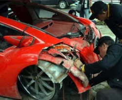 Tim Laboraturium Forensik (Labfor) memeriksa mobil sport listrik Tuxuci milik Menteri BUMN Dahlan Iskan di Polres Magetan, Jatim, (6/1). (ANTARA/Fikri Yusuf)