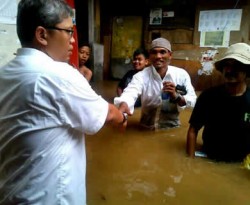 Wakil Ketua DPRD DKI Jakarta Triwisaksana meninjau lokasi banjir di kawasan Manggarai Jakarta Selatan, sekitar pukul 14.30, Rabu (16/1). (ist)