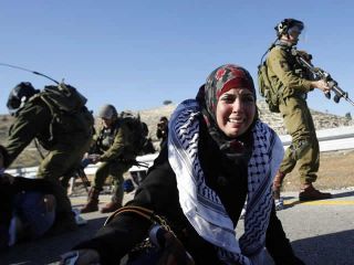 Warga Palestina kerap menjadi korban kekerasan dan kebrutalan tentara Israel, baik di Tepi Barat atau di Jalur Gaza. (Reuters/Mohamad Torokman/ROL)